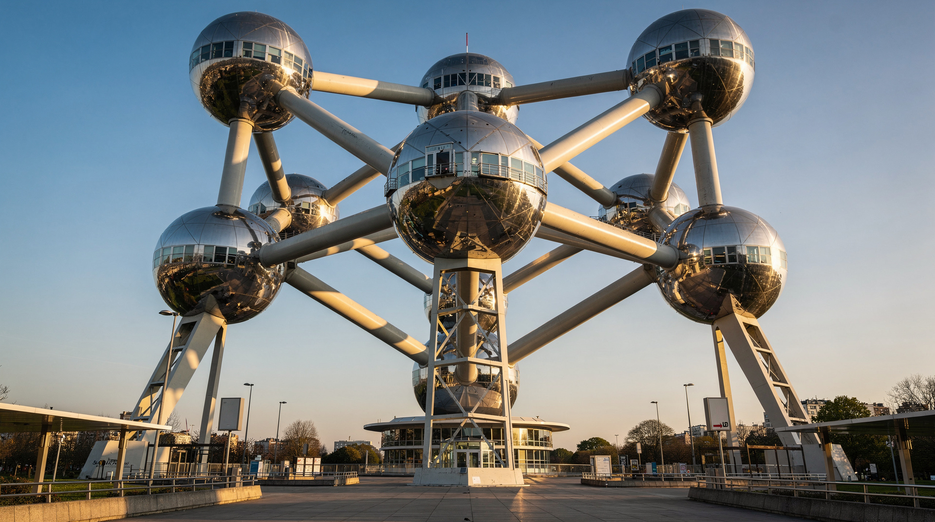 Atomium guide: visiting Brussels' giant atom — A guide to the Atomium — Brussels' giant 1958 atom landmark. Tickets, the view, 